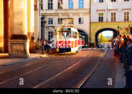 Straßenbahn zum Stillstand kommen, mit Menschen warten in Prag Stockfoto