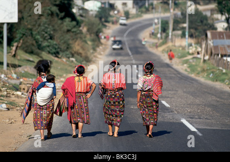 Vier guatemaltekische Frauen hinunter eine asphaltierte Straße in der Nähe von Cantel, Guatemala Stockfoto