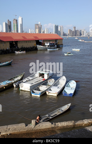 Fischerboote im Hafen, Paitilla Wolkenkratzern im Hintergrund, Panama City, Panama Stockfoto