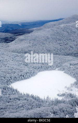Franconia Notch State Park - Lonesome Lake aus Hi-Kanone Trail in den Wintermonaten. Dieser Weg führt auf den Gipfel des Cannon Mountain in den White Mountains, New Hampshire, USA Stockfoto