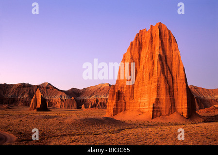 Vor Sonnenaufgang Licht erhellt den Tempel der Sonne und der Tempel des Mondes im Hochtal der Kathedrale im Capitol Reef NP, Utah. Stockfoto