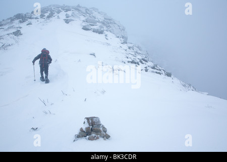 Schneeschuhwanderer im Whiteout Bedingungen nahe dem Gipfel des Bondcliff in den Wintermonaten. Das Hotel liegt in den White Mountains, NH Stockfoto