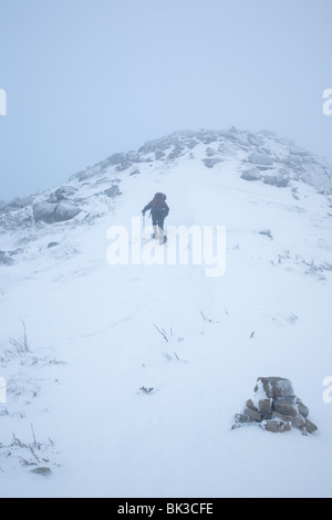 Schneeschuhwanderer im Whiteout Bedingungen nahe dem Gipfel des Bondcliff in den Wintermonaten. Das Hotel liegt in den White Mountains, NH Stockfoto