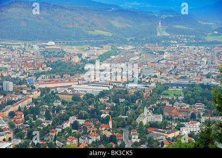 Vogels Auge Foto von Straßen, Gebäuden und Sport Konstruktionen Innsbruck Stockfoto