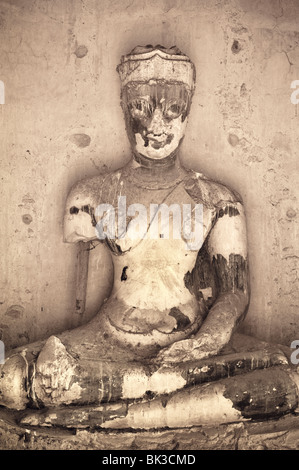 Antike Buddha-Statue im Wat Chaiwatthanaram buddhistischen Tempel Ruinen in Ayutthaya, Thailand. Stockfoto