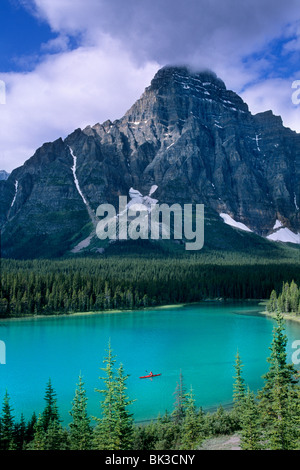 Kajakfahren auf Wasservögel See unter Mount Chepren entlang des Icefields Parkway im Banff NP, kanadischen Rocky Mountains, Alberta, Kanada. Stockfoto