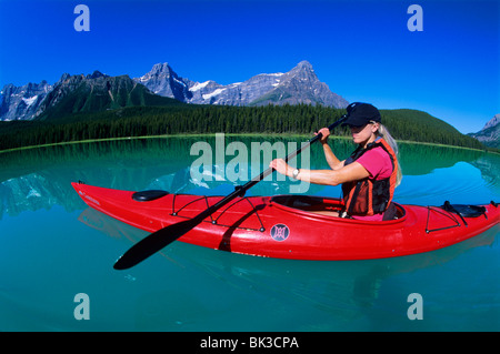 Frau Kajak auf Wasservögel See entlang des Icefields Parkway im Banff-Nationalpark, Kanadische Rockies, Alberta, Kanada. Stockfoto