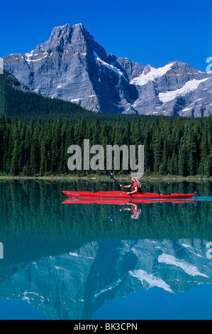 Kajakfahren auf Wasservögel See unterhalb Howse Spitze entlang des Icefields Parkway, Banff Nationalpark, Kanadische Rockies, Alberta, Kanada. Stockfoto