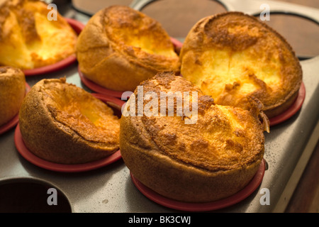 Einzelnen Yorkshire Pudding frisch aus dem Ofen Stockfoto