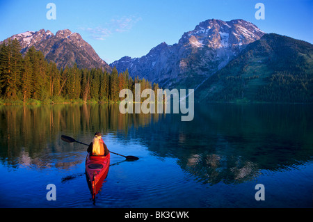 Frau Kajak auf Leigh Lake unter Mount Moran in Grand Teton Nationalpark, Wyoming. Stockfoto