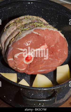 Lammbraten in Pfanne mit Kartoffeln bereit für den Backofen Stockfoto