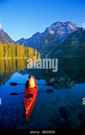 Frau Kajak auf Leigh Lake unter Mount Moran in Grand Teton Nationalpark, Wyoming. Stockfoto