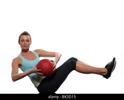 Frau mit Fitness-Ball Worrkout Haltung Übung Bauchmuskeln trainieren Körperhaltung auf weißem Hintergrund Studio isoliert Stockfoto