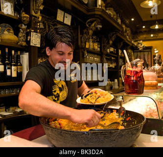 Paella Paela Taberna La Fragua De Vulcano Old Madrid Spanien Bar Tapas Restaurant Stockfoto