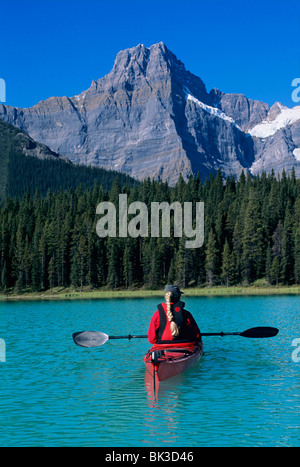 Kajak fahren auf Watefowl See unterhalb Howse Spitze entlang des Icefields Parkway im Banff Nationalpark, Alberta, Kanada. Stockfoto