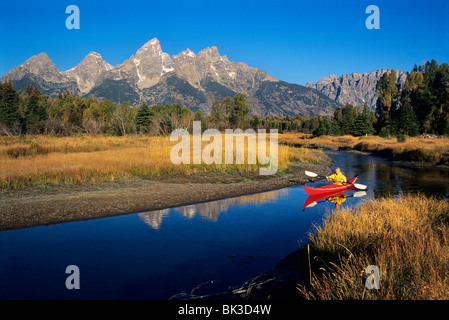 Kajakfahren auf dem Snake River bei Swabacher die Landung im Grand-Teton-Nationalpark, Wyoming. Stockfoto