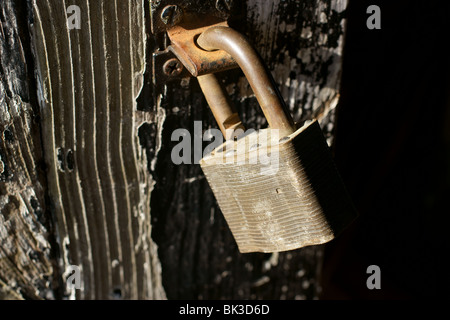 Offenen Vorhängeschloss auf einer alten Holztür Stockfoto