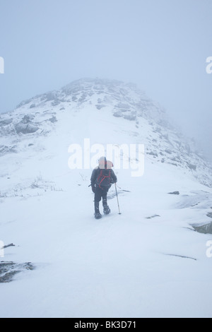 Schneeschuhwanderer im Whiteout Bedingungen nahe dem Gipfel des Bondcliff in den Wintermonaten. Das Hotel liegt in den White Mountains, NH Stockfoto