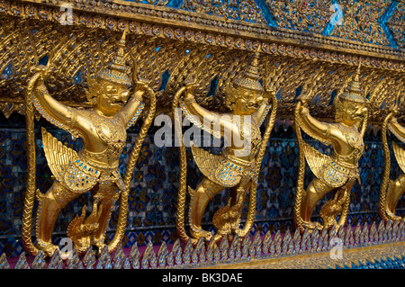 Garuda Zahlen über die Ubosot, das Gebäude der Haupttempel des Smaragd-Buddha im The Grand Palace in Bangkok, Thailand. Stockfoto