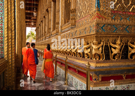Besuch der buddhistischen Mönche im Wat Phra Kaeo, der Tempel des Smaragd-Buddha, der Grand Palace in Bangkok, Thailand Stockfoto