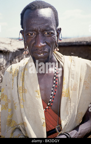 Maasai Mann tragen Perlen und Kupfer Schmuck, Kenia Stockfoto