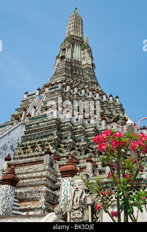 Der zentrale Prang, einem Khmer-Stil-Turm, im Wat Arun, ein buddhistischer Tempel auch bekannt als der Tempel der Morgenröte, in Bangkok, Thailand. Stockfoto