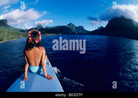 Tahitianische Mädchen am Bug des Bootes in Cooks Bay auf der Insel Moorea, Gesellschaftsinseln, Französisch-Polynesien. Stockfoto