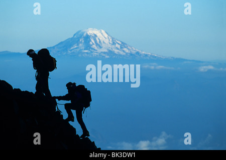 Zwei Kletterer aufsteigend Mount Rainier mit Mount Adams am Horizont, Mount-Rainier-Nationalpark, Washington. Stockfoto