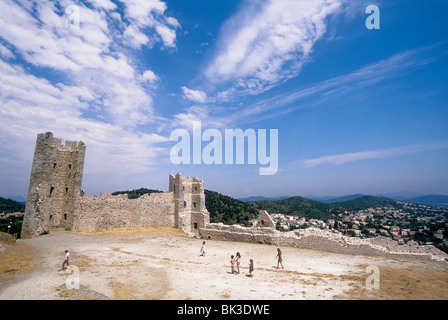 Die Ruinen der mittelalterlichen Burg in der oberen Stadt Hyeres Stockfoto