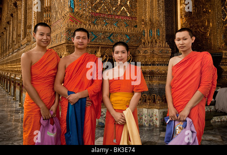 Besuch der buddhistischen Mönche im Wat Phra Kaeo, der Tempel des Smaragd-Buddha, der Grand Palace in Bangkok, Thailand Stockfoto