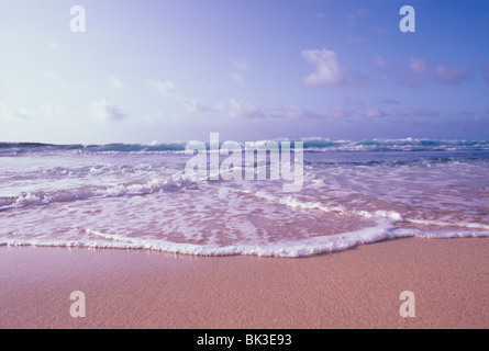 Wellen brechen sich am Kalapaki Strand südlich von der Stadt von Lihue auf der Insel Kauai, Hawaii. Stockfoto