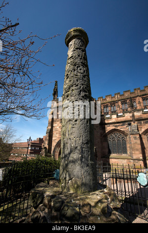 Geschnitzten Stein Kreuz Welle St Peters Gärten Wolverhampton West Midlands England UK Stockfoto