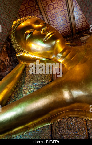 Der liegende Buddha im Wat Pho, der größte buddhistische Tempel in Bangkok, Thailand, und Wiege der Thai-Massage. Stockfoto