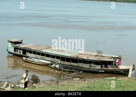 Haus & Boot in der Nähe von Iquitos am Amazonas in Peru anmelden Boot Staaten, dass Se Vende (verkauft) Kraftstoffe Benzin Kerosin & Stockfoto