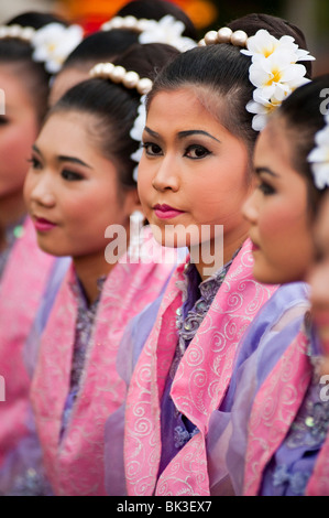 Junge Thai-Frauen in traditioneller Tracht an Thailand Tourismus Behörde Golden Jubilee Grand Rezeption; Bangkok, Thailand. Stockfoto