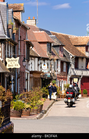 Motorrad-Touristen in das Dorf Beuvron En Auge, Pays d ' Auge, Normandie, Frankreich Stockfoto