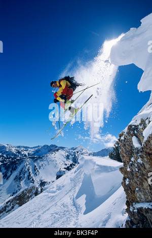 Mann auf Ski Jumping von einem riesigen Gesims Flagstaff Peak in Little Cottonwood Canyon in den Wasatch Mountains von Norden Utahs. Stockfoto