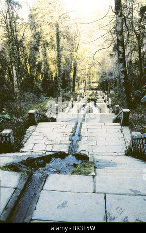 Kalten Brunnen im Wald von Bucaco mit seiner monumentalen Treppe aus führt eine kleine Kapelle an der Spitze in der Mitte des 19.Jahrhunderts Stockfoto