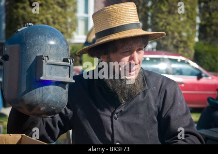 Örtliche Freiwillige Feuerwehr Unternehmen Spenden durch was liebevoll bekannt als Schlamm Verkäufe gekommen. Stockfoto