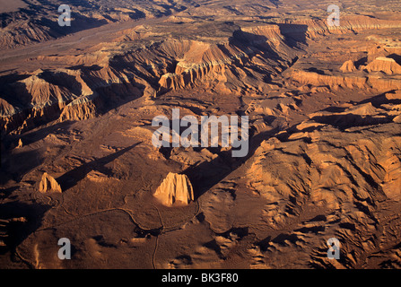 Luftbild bei Sonnenaufgang der Tempel der Sonne und des Mondes im Cathedral Valley im Capitol Reef National Park, Utah-Tempel. Stockfoto