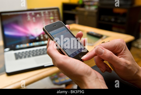 Nahaufnahme von kaukasischen Frauenhand mit iPhone app Stockfoto