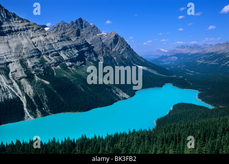 Peyto Lake in der Nähe von Bow Pass entlang der Eisfelder Parkway in den kanadischen Rocky Mountains von Banff Nationalpark, Alberta, Kanada. Stockfoto