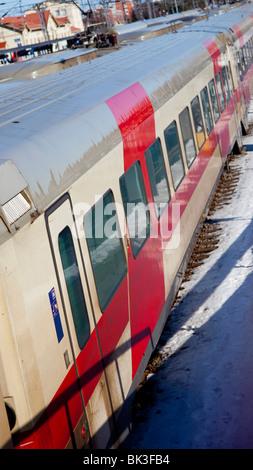 Seite des schmutzigen Eisenbahnwagons, Finnland Stockfoto