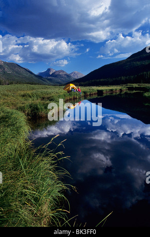 Campingplätze entlang der Stillwater Gabelung des Flusses Bär in Weihnachten Wiesen in den Uinta-Bergen von Nord-Utah. Stockfoto