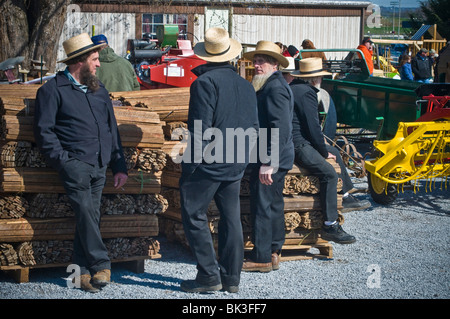 Örtliche Freiwillige Feuerwehr Unternehmen Spenden durch was liebevoll bekannt als Schlamm Verkäufe gekommen. Stockfoto