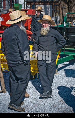 Örtliche Freiwillige Feuerwehr Unternehmen Spenden durch was liebevoll bekannt als Schlamm Verkäufe gekommen. Stockfoto