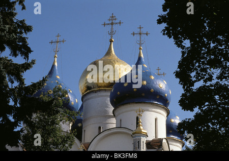 Architektonisches Detail der Kuppeln der russisch-orthodoxen Kathedrale der Himmelfahrt Sergiev Posad Sagorsk, Russland Stockfoto