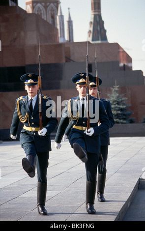 Militärische Ehren Wachen außerhalb Lenin Mausoleum, Roter Platz, Moskau, Russland Stockfoto