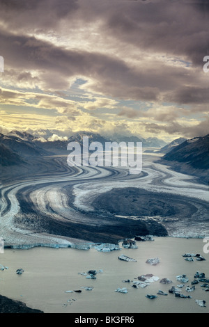 Lowell Gletscher fließt in den Alsek River in die Saint Elias Mountains im Kluane National Park im Yukon Territorium, Kanada. Stockfoto