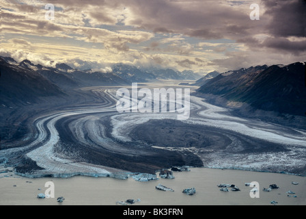 Lowell Gletscher fließt in den Alsek River in die Saint Elias Mountains im Kluane National Park im Yukon Territorium, Kanada. Stockfoto